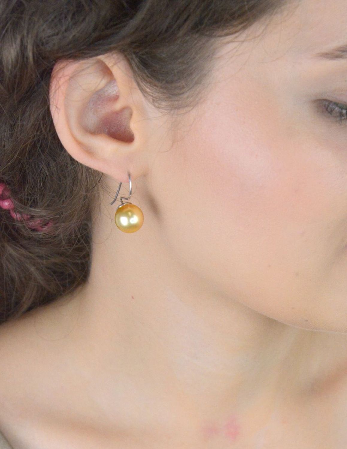 Kolczyki damskie srebrne 925 Swarovski KW 5818GO, zdobione złotą perłą. Długość 2,5 cm, szerokość 1,3 cm, zapięcie bigiel otwarty, waga 5,73 g. Eleganckie i trwałe.1.jpg